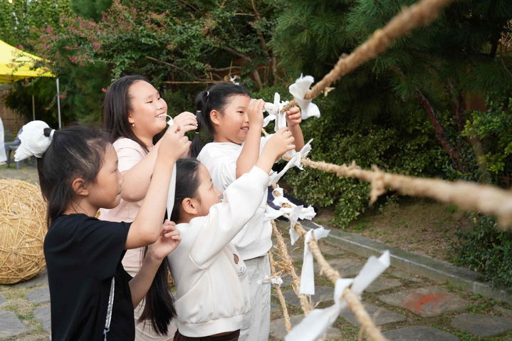 [밀양=뉴시스] 볕뉘 한가위 대잔치에 참석한 어린이들이 추석맞이 소원지를 달고 있다. (사진= 밀양시 제공) 2025.09.29. photo@newsis.com *재판매 및 DB 금지