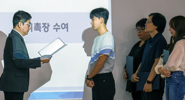 [서울=뉴시스] 권백신 코레일관광개발 대표이사(왼쪽)가 국민참여혁신단에게 위촉장을 수여하고 있다. 2025.10.04. (사진=코레일관광개발 제공) photo@newsis.com *재판매 및 DB 금지