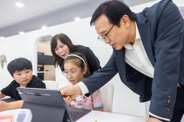 [수원=뉴시스] 임태희 경기도교육감이 15일 포천 선단초등학교에서 하이러닝 활용 수업을 참관하며 학생들과 함께 AI 기반 맞춤형 교육 플랫폼을 체험하고 있다. 하이러닝은 도입 2년 만에 도내 97% 학교로 확산되며 학생 맞춤형 미래교육 모델로 주목받고 있다. (사진=경기도교육청 제공) 2025.09.29. photo@newsis.com *재판매 및 DB 금지