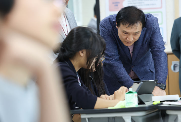[수원=뉴시스] 10일 양주 남문중학교에서 임태희 경기도교육감이 국제바칼로레아(IB) 교육 현장을 둘러보며 학생들과 대화를 나누고 있다. 도교육청은 이날 IB 교육의 질적 성장을 위한 '5S+ 추진 전략'을 발표하고 동두천양주 지역의 'IB 교육벨트' 확산 방안을 제시했다. (사진=경기도교육청 제공) 2025.07.10. photo@newsis.com *재판매 및 DB 금지