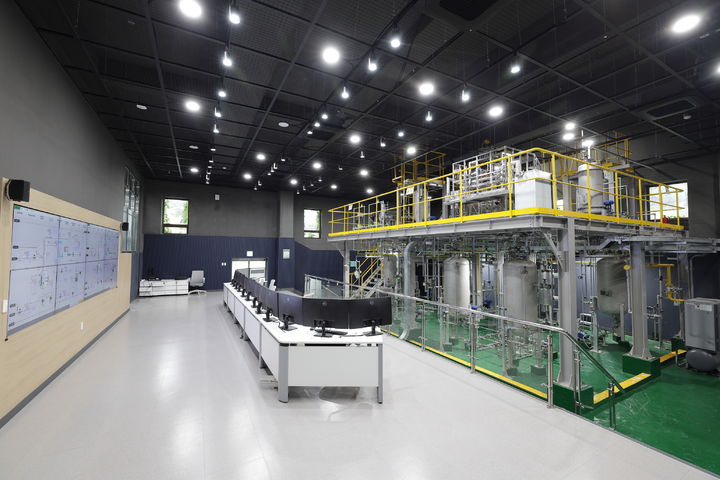 [울산=뉴시스] 구미현 기자 =울산과학대학교 서부캠퍼스 창의혁신관에 구축한 화학·바이오공정훈련센터. 재학생 교육뿐만 아니라 지역 석유화학 산업체 재직자를 대상으로 직무 향상 교육을 진행해 지역사회 발전에 이바지하고 있다. (사진=울산과학대 제공) 2025.09.29. photo@newsis.com *재판매 및 DB 금지