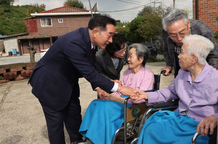 [진천=뉴시스] 송기섭(왼쪽) 충북 진천군수가 29일 오전 추석을 앞두고 관내 노인복지시설인 사랑요양원을 방문해 어르신들의 안부를 묻고 있다. (사진=진천군 제공) 2025.09.29. photo@newsis.com *재판매 및 DB 금지