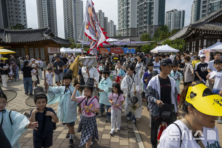 [김포=뉴시스]정일형 기자 = K-중봉 코스프레 거리퍼레이드에 참여하고 있는 사람들. (사진=김포시 제공)