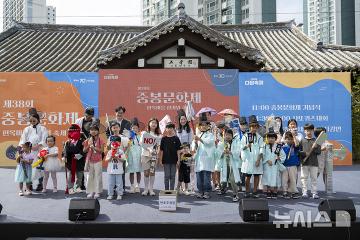 [김포=뉴시스] 정일형 기자 =중봉문화제 ‘나만의 도끼 지부상소’ 참여자들과 김병수 시장. (사진=김포시 제공)