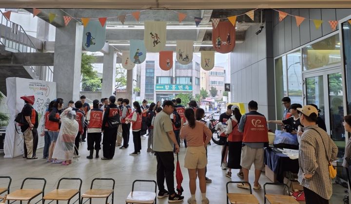 [제주=뉴시스] 제주도가 진행한 '컵줍깅' 행사 모습. (사진=제주도 제공) *재판매 및 DB 금지