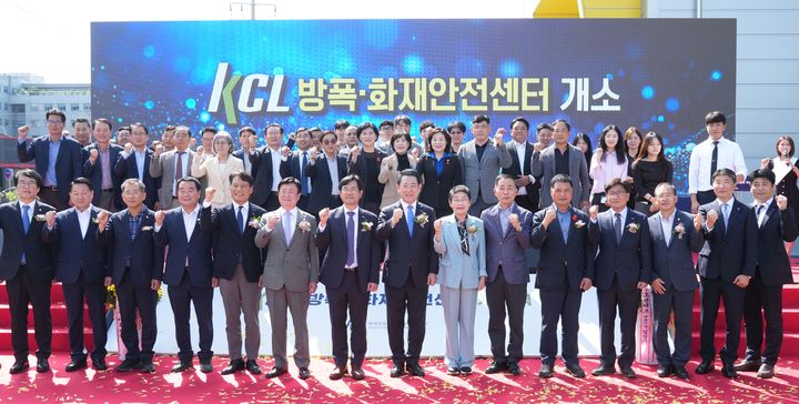 [여수=뉴시스] 김영록 전남지사가 29일 여수 국가산업단지에서 열린 방폭·화재안전 센터 개소식에 참석해 주요내빈과 기념촬영을 하고 있다. (사진 = 전남도 제공). 2025.09.29. photo@newsis.com *재판매 및 DB 금지