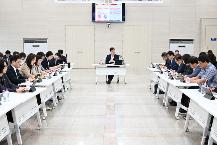 [안산=뉴시스]이민근 안산시장(사진 가운데)이 추석연휴 종합대응책을 마련하기 위해 간부공무원 회의를 주재하고 있다.(사진=안산시 제공)2025.09.29.photo@newsis.com *재판매 및 DB 금지
