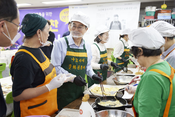 [수원=뉴시스] 김동연 지사가 29일 시흥시를 찾아 추석맞이 반찬 나눔 봉사활동을 하고 있다. (사진=경기도 제공) 2025.09.29. photo@newsis.com *재판매 및 DB 금지