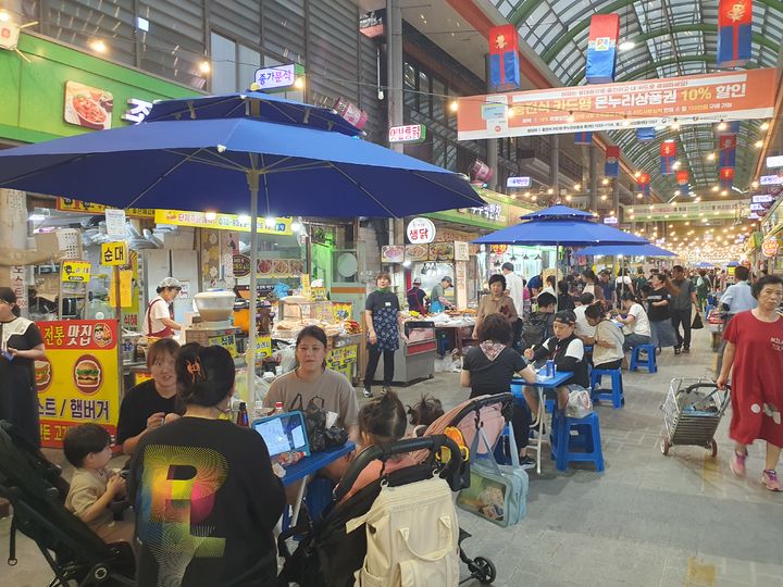 [창원=뉴시스] 강경국 기자 = 지난 27일 경남 창원시 의창구 명서전통시장에서 '호롱불 야시장' 행사가 개최된 가운데 방문객들이 시장 통로를 따라 길게 놓여진 테이블에서 즐거운 시간을 보내고 있다. 2025.09.29. kgkang@newsis.com *재판매 및 DB 금지