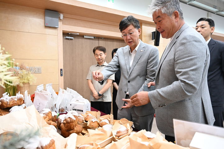 [안산=뉴시스]이민근 안산시장(오른쪽 두번째)이 26일 안산 브랜드 빵 '노적봉 별빛츄리'에 대해 관계자와 의견을 나누고 있다.(사진=안산시 제공)2025.09.29.photo@newsis.com *재판매 및 DB 금지