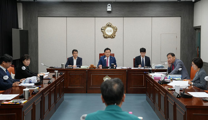 태백시의회는 29일 시의회 위원회실에서 고재창 의장 주재로 의원 간담회를 열고 있다.(사진=태백시의회 제공) *재판매 및 DB 금지