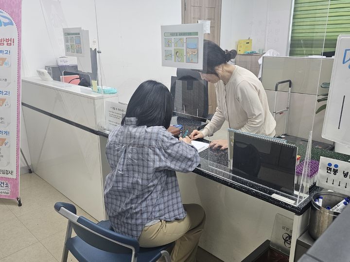 [진천=뉴시스] 29일 충북 진천군 보건소에서 식중독 의심 환자가 역학조사를 받고 있다. 지난 27일부터 이날까지 47회 생거진천 문화축제 행사장에서 식사를 한 주민 170명은 식중독 의심 증상을 보였다. 군은 이들의 가검물을 채취해 충북도보건환경연구원에 정밀 검사를 의뢰한 상태다. (사진=진천군 제공) 2025.09.29. photo@newsis.com *재판매 및 DB 금지