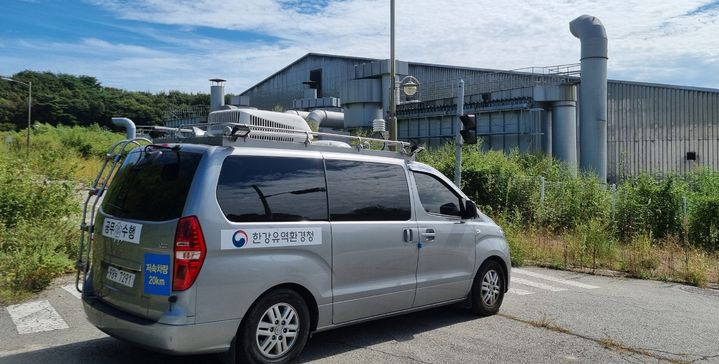 한강유역환경청 환경감시단이 경기 연천군 산업단지 일대에서 이동측정차량을 이용해 대기 상태를 모니터링하고 있다. (사진=한강유역환경청 제공) photo@newsis.com *재판매 및 DB 금지