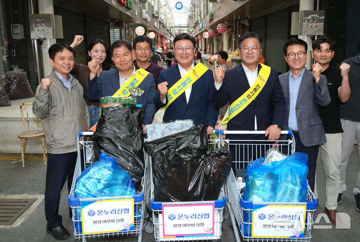 [남원=뉴시스] 문승우 전북자치도의회 의장(가운데) 등 의원들이 29일 남원 공설시장을 찾아 추석맞이 전통시장 장보기 행사를 갖고 상인들을 응원하며 시장 활성화 캠페인을 진행했다. 2025.09.29 (사진= 전북자치도의회 제공) *재판매 및 DB 금지