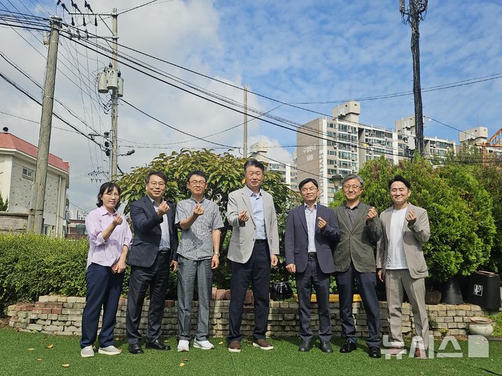 [군산=뉴시스] 전북특별자치도가 추석 명절을 맞아 저소득 장애인 가구를 방문해 주거환경 개선에 나선 가운데 김동구 도의원과 김형우 국장 등 참석자들이 기념촬영을 하고 있다. 2025.09.29 (사진= 전북자치도 제공) *재판매 및 DB 금지