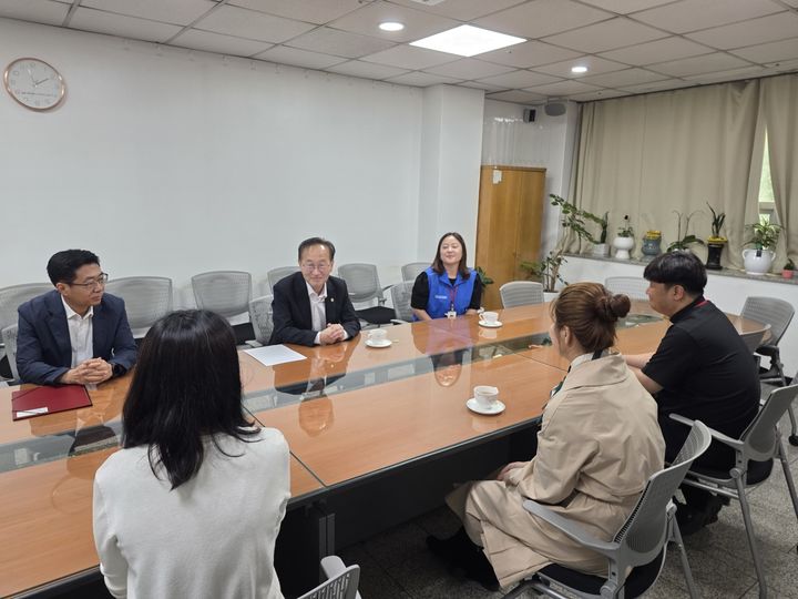 [서울=뉴시스]김남중 통일부 차관이 29일 오후 추석 명절을 앞두고 서울시 양천구에 거주하고 있는 탈북여성 A씨를 격려 방문한 모습. (사진=통일부 제공) 2025.09.29. *재판매 및 DB 금지