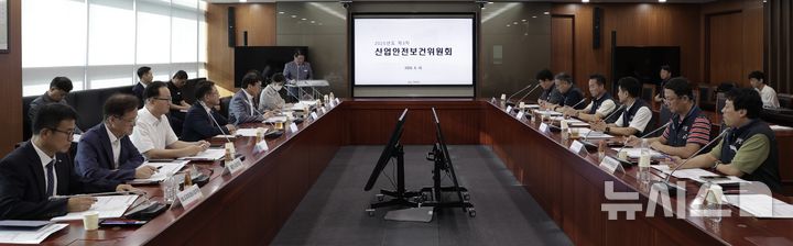 [세종=뉴시스]한전KDN 노사가 산업안전보건위원회를 진행하고 있는 모습.(사진=한전KDN 제공)