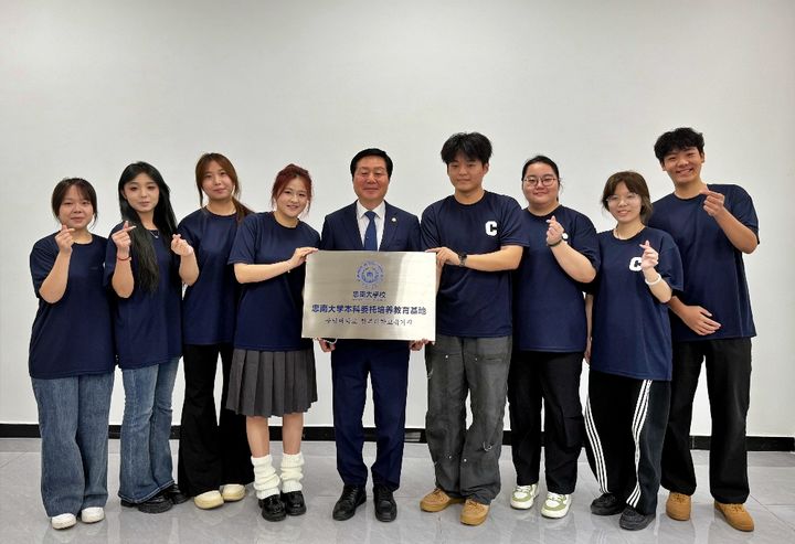 [대전=뉴시스] 중국 시안외국어대를 방문한 김정겸 총장과 현지 학생들. (사진=충남대 제공) 2025.09.29. photo@newsis.com *재판매 및 DB 금지