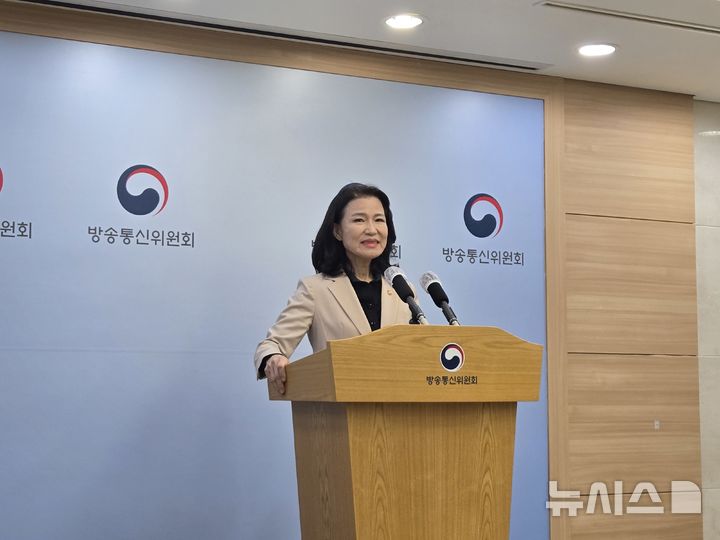 [서울=뉴시스] 윤현성 기자=이진숙 방송통신위원회 위원장이 29일 정부과천청사에서 방통위 폐지와 관련해 긴급 브리핑을 가졌다. 