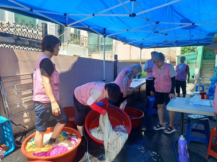 [서울=뉴시스] 지난달 서대문구 북가좌2동에서 집중호우 피해 가구를 위한 주민 자원봉사활동이 펼쳐지고 있다. 2025.09.29. (사진=서대문구 제공) *재판매 및 DB 금지