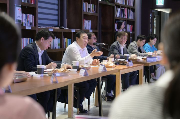 [세종=뉴시스] 소상공인들과 간담회 하는 최민호 세종시장.(사진=세종시 제공) 2025.09.29. photo@newsis.com. *재판매 및 DB 금지