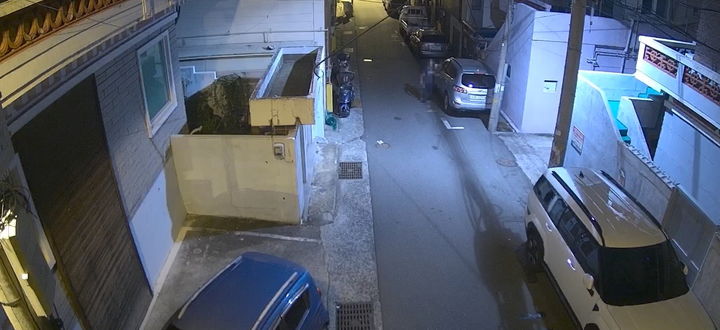 [울산=뉴시스] 구미현 기자 = 27일 오전 2시 20분께 울산시 중구 남외동 곽남16길 일대에서 남성 1명이 주차된 차량에 다가가 운전석 손잡이를 잡아당기는 모습이 CCTV에 포착됐다. (사진=울산시 중구 제공) 2025.09.29. photo@newsis.com *재판매 및 DB 금지