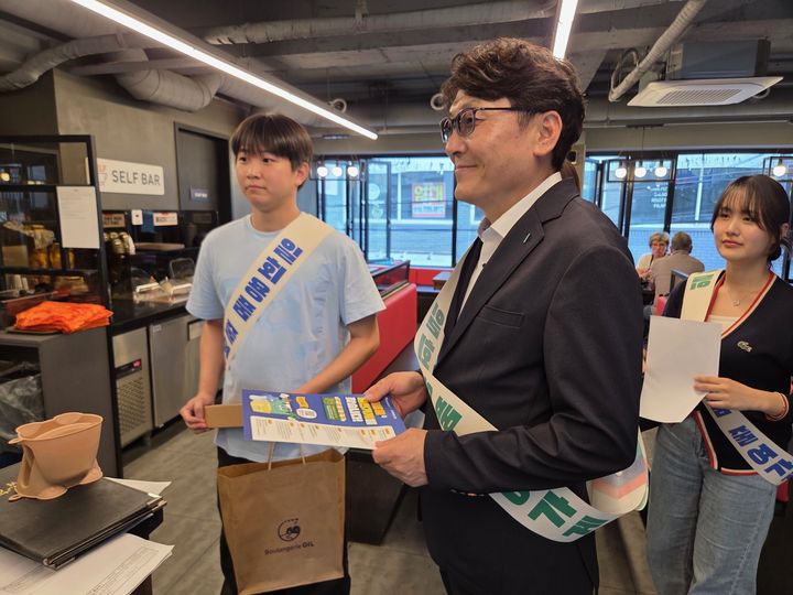 [대구=뉴시스] 대구환경청은 경북대학교 북문 상가 일대에서 청년들과 함께 '1회용품 줄여가게' 홍보 캠페인을 실시했다. (사진=대구환경청 제공) 2025.09.29. photo@newsis.com *재판매 및 DB 금지