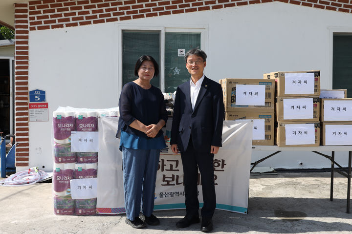 [울산=뉴시스] 구미현 기자 = 천창수 울산시교육감이 29일 북구에 있는 공동생활가정인 '겨자씨'를 방문해 생활용품 등이 담긴 위문품을 전달한 뒤 기념촬영을 하고 있다. (사진=울산시교육청 제공) 2025.09.29. photo@newsis.com *재판매 및 DB 금지