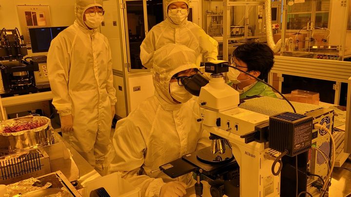 [수원=뉴시스] 경기공유학교 '반도체 제조' 학점인정형 프로그램에 참여한 학생들이 클린룸에서 반도체 분석 실습을 하고 있다. 학생들은 방진복을 착용하고 전문 장비를 활용해 반도체 웨이퍼를 현미경으로 관찰하며 실제 반도체 제조 공정을 체험하고 있다. (사진=경기도교육청 제공) 2025.09.29. photo@newsis.com *재판매 및 DB 금지