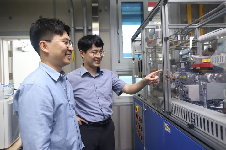 [대전=뉴시스] 기계연구원 무탄소발전연구실 김영상 책임연구원(오른쪽)이 배용균 선임연구원과 20㎾급 연료극지지형 고체산화물 수전해시스템을 살펴보고 있다.(사진=기계연구원 제공) *재판매 및 DB 금지