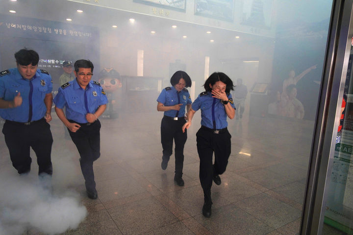 [부산=뉴시스] 29일 남해지방해양경찰청은 항만소방서와 합동으로 남해해경청사에서 화재 발생 상황에 대비한 소방 훈련을 진행하고 있다. (사진=남해지방해양경찰청 제공) 2025.09.29. photo@newsis.com *재판매 및 DB 금지