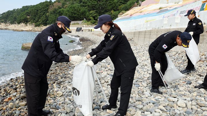 [부산=뉴시스] 29일 영도구 중리해변 일대에서 대한민국 새 단장 주간을 맞아 부산해양경찰서가 연안 정화 활동을 진행하고 있다. (사진=부산해경 제공) 2025.09.29. photo@newsis.com *재판매 및 DB 금지