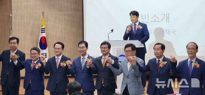 [창원=뉴시스]보수·중도 경남교육감 후보 단일화 발대식에 모인 후보 8명.2025.09.29.sky@newsis.com