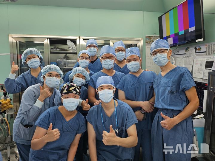 [서울=뉴시스] 채영준(두번째 줄 왼쪽에서 세번째) 보라매병원 외과 교수와 해외 의료진 단체 사진. (사진= 보라매병원 제공)