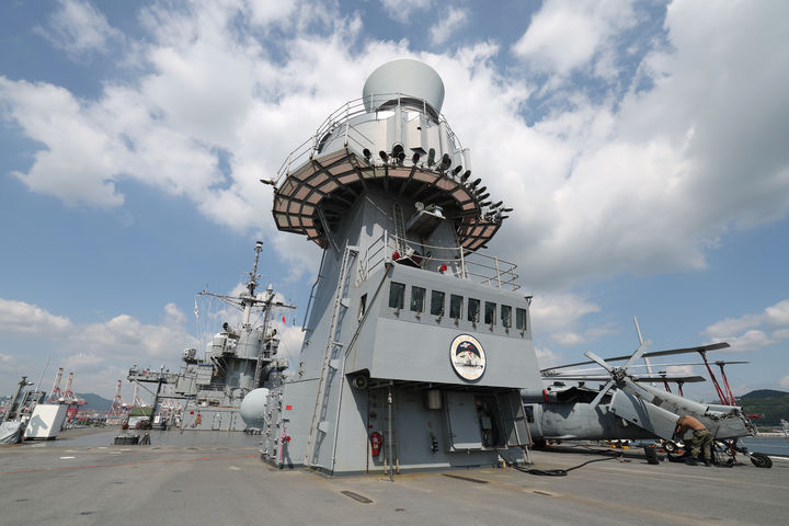 [부산=뉴시스] 29일 해군작전사령부 부산작전기지에 정박해 있는 미 해군7함대 1만9600톤급 상륙지휘함 ‘블루릿지함’ 갑판에 헬기들이 주기돼 있다. (사진=국방일보 제공) 2025.09.29. photo@newsis.com *재판매 및 DB 금지