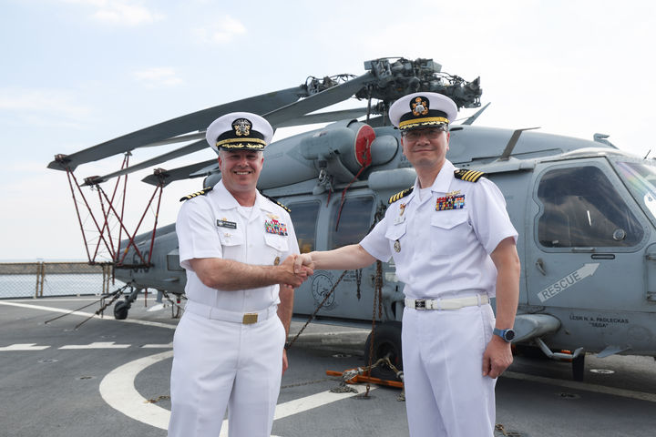 [부산=뉴시스] 29일 해군작전사령부 부산작전기지에 정박해 있는 미 해군7함대 1만9600톤급 상륙지휘함 ‘블루릿지함’에서 루이스 카탈리나 함장과 강형구 해군작전사령부 전투발전참모처장이 인터뷰 종료 후 악수하고 있다. (사진=국방일보 제공) 2025.09.29. photo@newsis.com *재판매 및 DB 금지