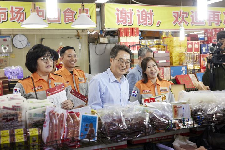 [수원=뉴시스] 김동연 지사가 29일 시흥소방서 다문화 의용소방대와 함께 정왕시장 상인들을 만나고 있다. (사진=경기도 제공) 2025.09.29. photo@newsis.com *재판매 및 DB 금지