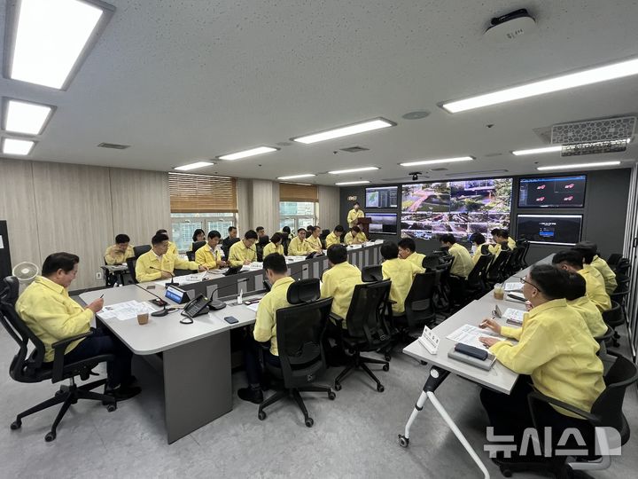 [안양=뉴시스] 안양시가 국정자원 화재와 관련해 29일 시청 재난안전상황살에서 '긴급현안사항 보고회'를 열고 있다. (사진=안양시 제공).2025.09.29.photo@newsis.com