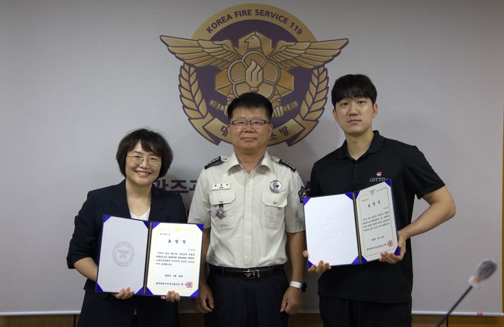 [광주=뉴시스] 최정식 광주 서부소방서장과 시민들이 29일 오전 광주 서부소방서에서 열린 소방업무 유공자 표창 수여식에 참석해 기념촬영을 하고 있다. (사진 = 서부소방 제공) 2025.09.29. photo@newsis.com *재판매 및 DB 금지