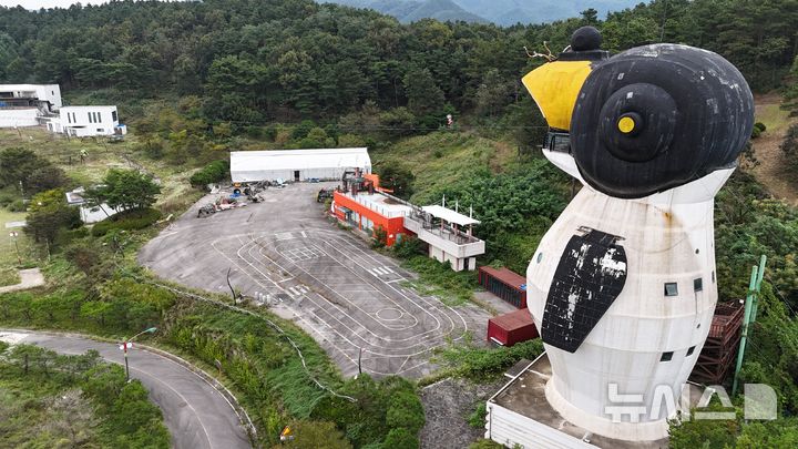 [보은=뉴시스] 연종영 기자 = 충북 보은군 보은읍 길상리 25번 국도변에 위치한 어린이 교육·체험시설 '보은 펀파크'가 29일 흉물처럼 덩그러니 방치돼 있다. 경영난을 견디지 못한 운영 업체가 2020년 문을 닫으면서 5년 가까이 방치되고 있다. 2025.09.29. jyy@newsis.com