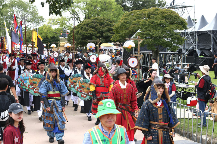 [서산=뉴시스] 지난 27일 서산해미읍성축제장에서 태종 행렬이 재현되고 있다. (사진=서산시 제공) 2025.09.29. photo@newsis.com *재판매 및 DB 금지