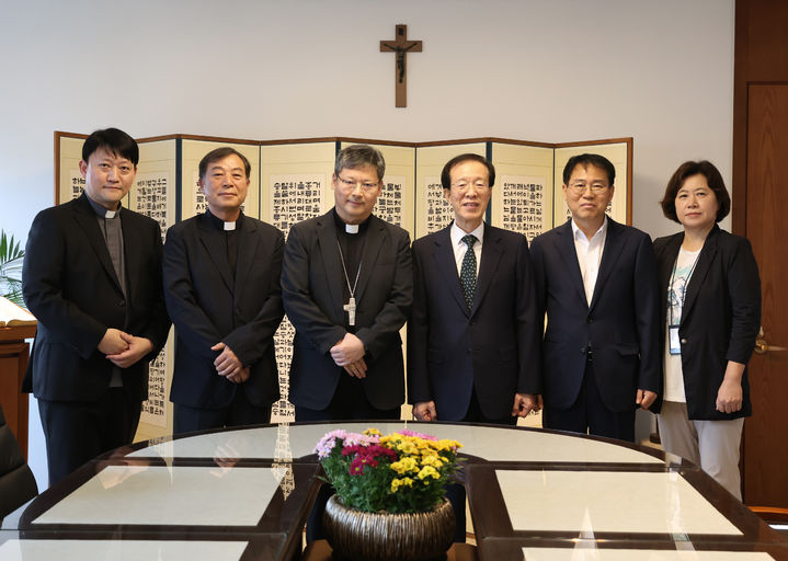 [서울 =뉴시스] 이석연 국민통합위원회 위원장이 29일 정순택 천주교 서울대교구 대주교와 기념촬영을 하고 있다. (사진 = 국민통합위원회 제공) 2025.09.29. photo@newsis.com *재판매 및 DB 금지
