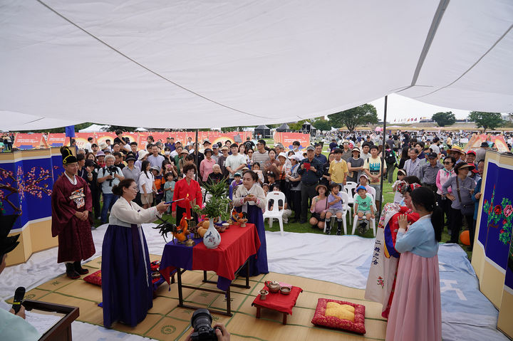 [서산=뉴시스] 지난 9월27일 서산해미읍성축제장에서 전통 혼례가 재현되고 있다. (사진=뉴시스 DB). photo@newsis.com *재판매 및 DB 금지
