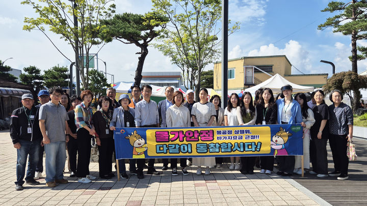 [양양=뉴시스] 양양군이 추석을 앞두고 전통시장 활성화를 위한 캠페인을 펼친 후 기념사진을 찍고 있다.(사지=양양군 제공)photo@newsis.com *재판매 및 DB 금지