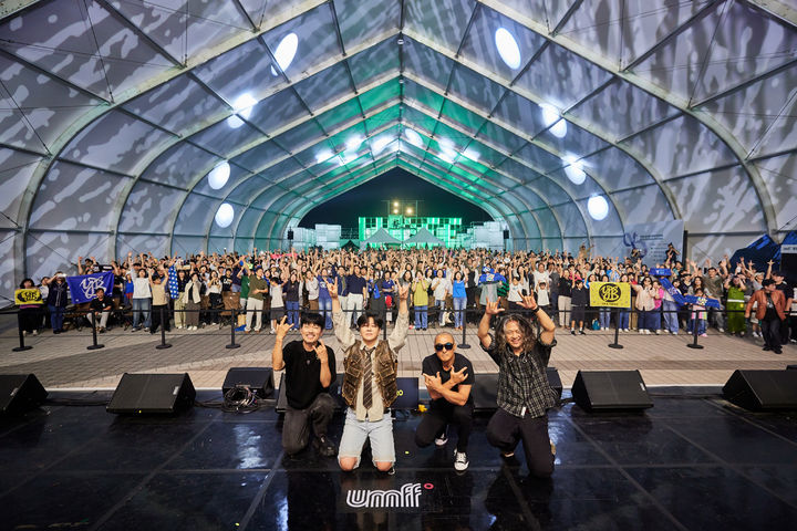 [울산=뉴시스] 구미현 기자 =27일 울산울주세계산악영화제를 찾은 YB의 공연 모습 (사진=영화제 제공) 2025.09.30. photo@newsis.com *재판매 및 DB 금지