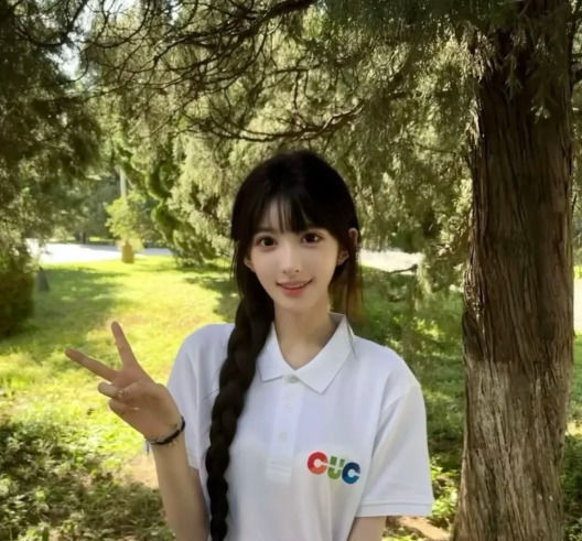 [뉴시스] 중국의 한 여학생이 시험 도중 현장에서 화장을 지우라는 이야기를 5번 들으면서 오해를 받았지만 결국 자연 미모인 것으로 드러나 더욱 주목을 받고 있다.(사진=웨이보 갈무리 캡쳐).2025.09.29 *재판매 및 DB 금지