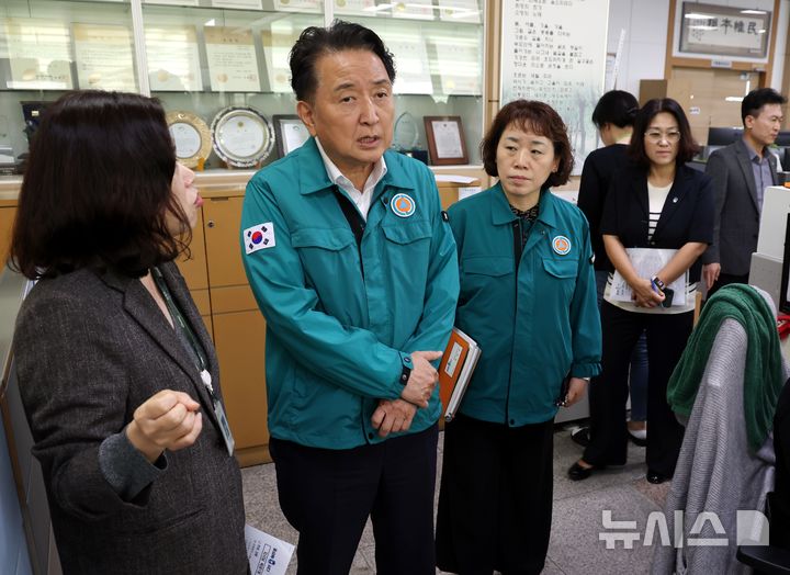 [청주=뉴시스] 김영환 충북지사가 29일 청주시 흥덕구 복대1동 행정복지센터를 찾아 국가정보자원관리원 화재로 발생한 행정정보시스템 장애 대응 상황을 살펴보고 있다. (사진=충북도 제공) 2025.09.29. photo@newsis.com *재판매 및 DB 금지