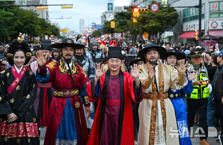 [의정부=뉴시스] 경기 의정부시 회룡문화제에서 620년 만에 재현된 '태조·태종 의정부행차'.(사진=의정부시 제공).photo@newsis.com