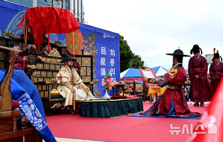 [의정부=뉴시스] 경기 의정부시 회룡문화제에서 620년 만에 재현된 '태조·태종 의정부행차'.(사진=의정부시 제공).photo@newsis.com 