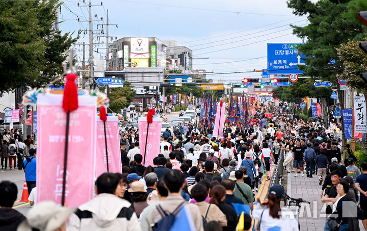 [의정부=뉴시스] 경기 의정부시 회룡문화제에서 620년 만에 재현된 '태조·태종 의정부행차'.(사진=의정부시 제공).photo@newsis.com 